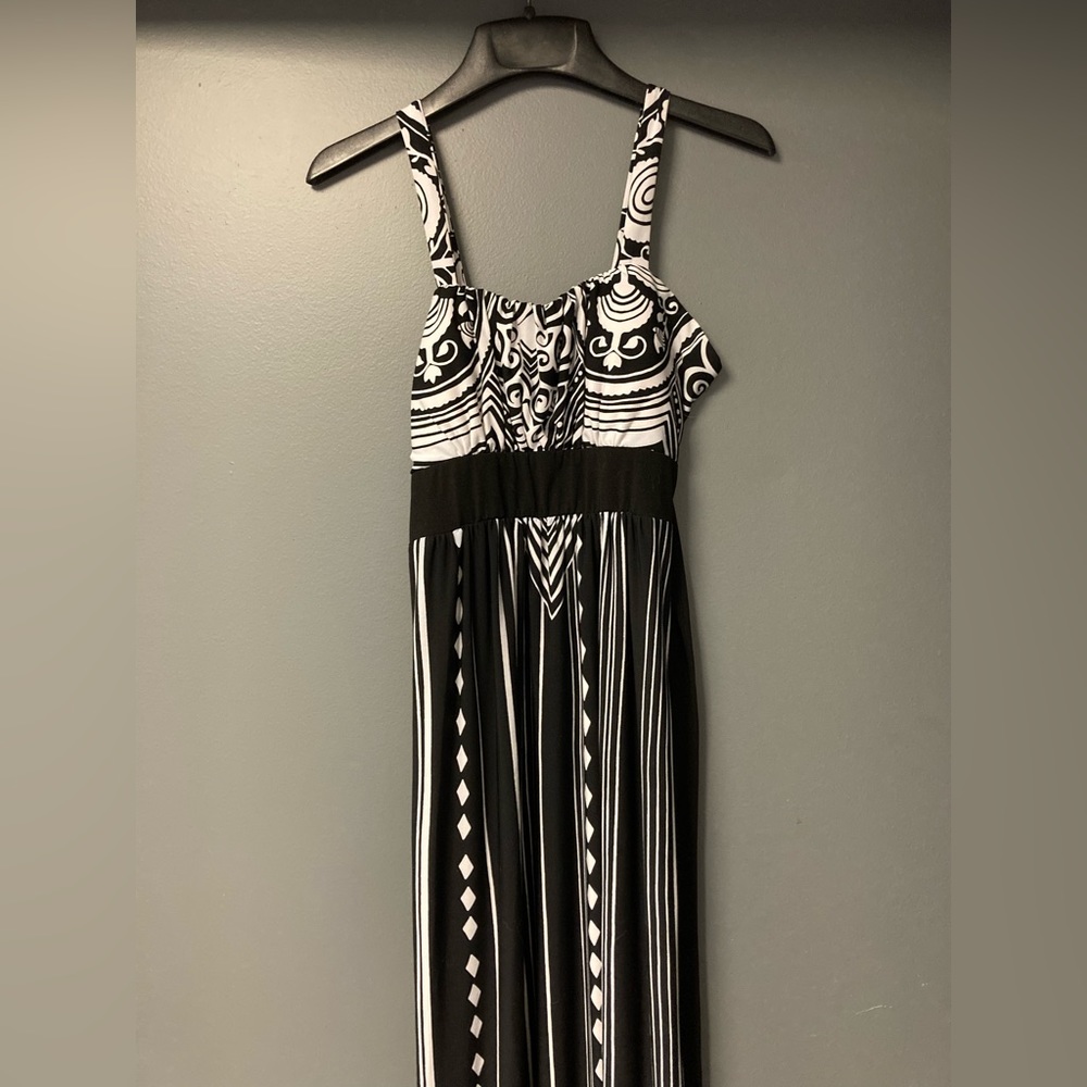 💛TODAY***$13***Olive Matthews black and white geometric maxi tank dress.